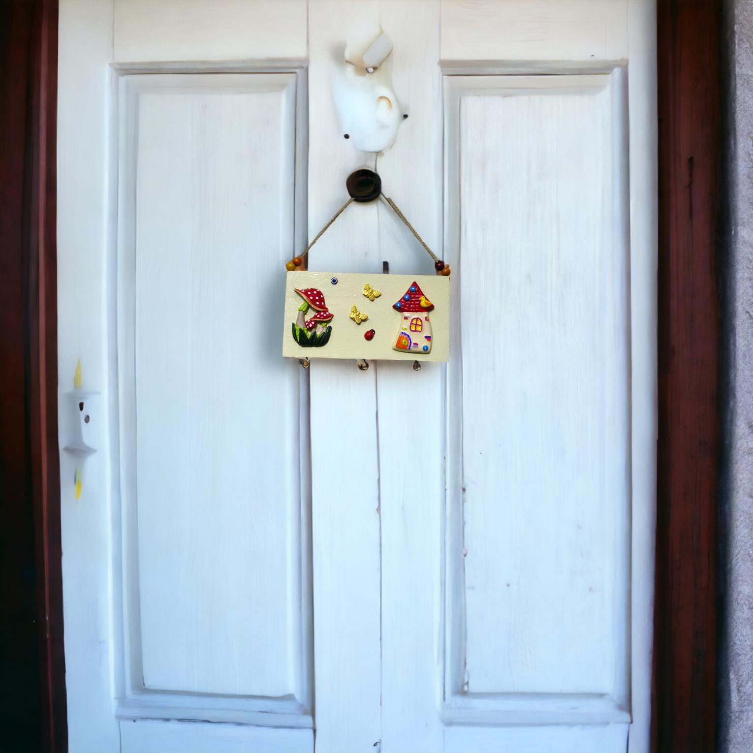 Mantarlı Ev Modelli Kelebekli Anahtarlık Pano El Boyaması Krem Kapı Süsü